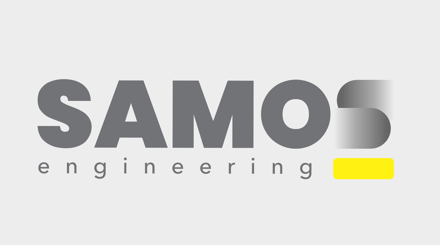 Шрифтовой знак SAMOS engineering серым по светлому фону с жёлтым акцентом